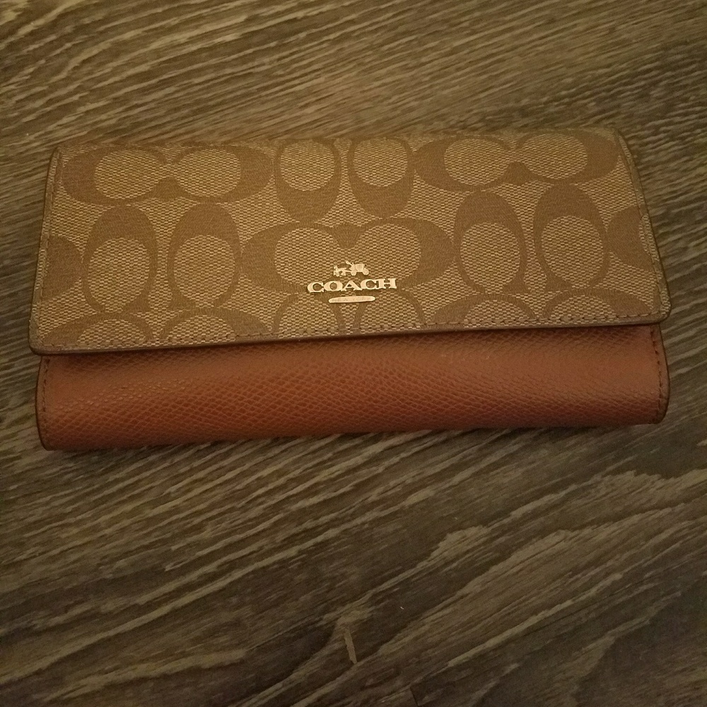 Authentic Coach Wallet never been used.